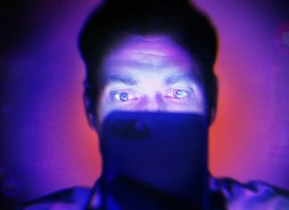 Technologická závislost: Jak poruchy, algoritmy a návyky ovládají naše životy