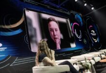 Маск хоче заполонити США роботаксі, безпека убік